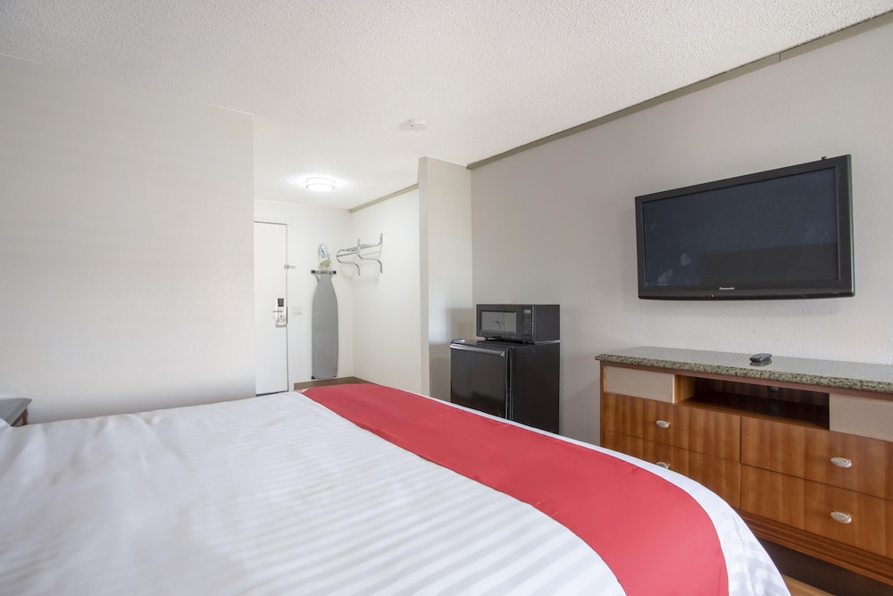 OYO Hotel Palmdale Antelope Valley - photo 17
