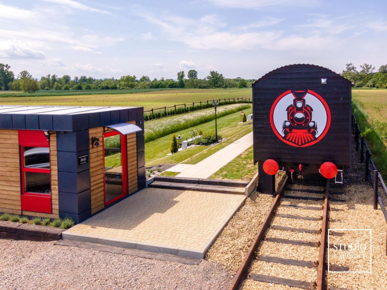 Stacja Galicja nocleg w pociągu blisko Energylandia in Zator, Poland