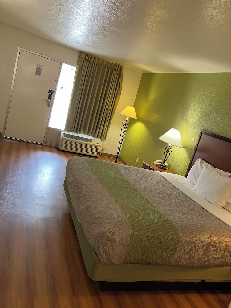 Econo Lodge - photo 6