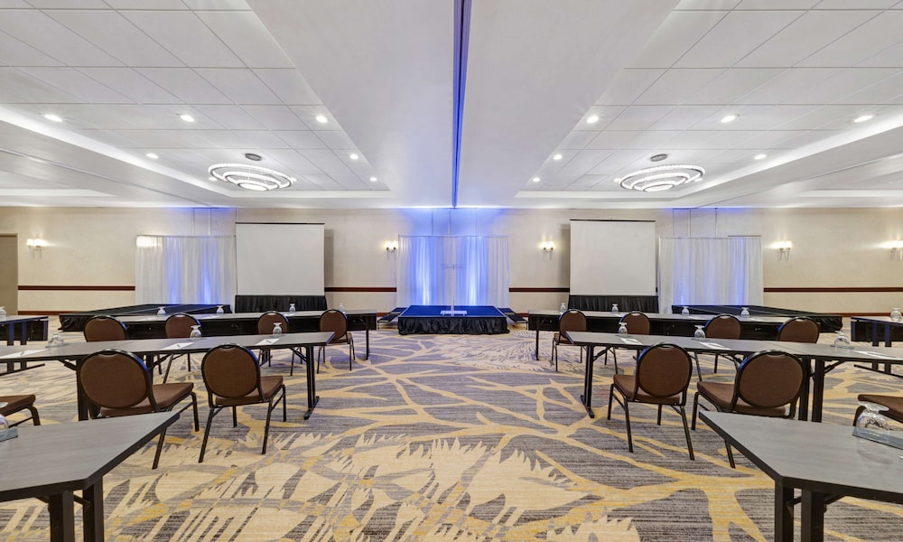 Embassy Suites by Hilton Milwaukee Brookfield - photo 79
