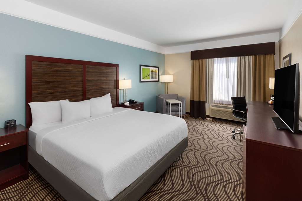 La Quinta Inn & Suites by Wyndham Houma - photo 35