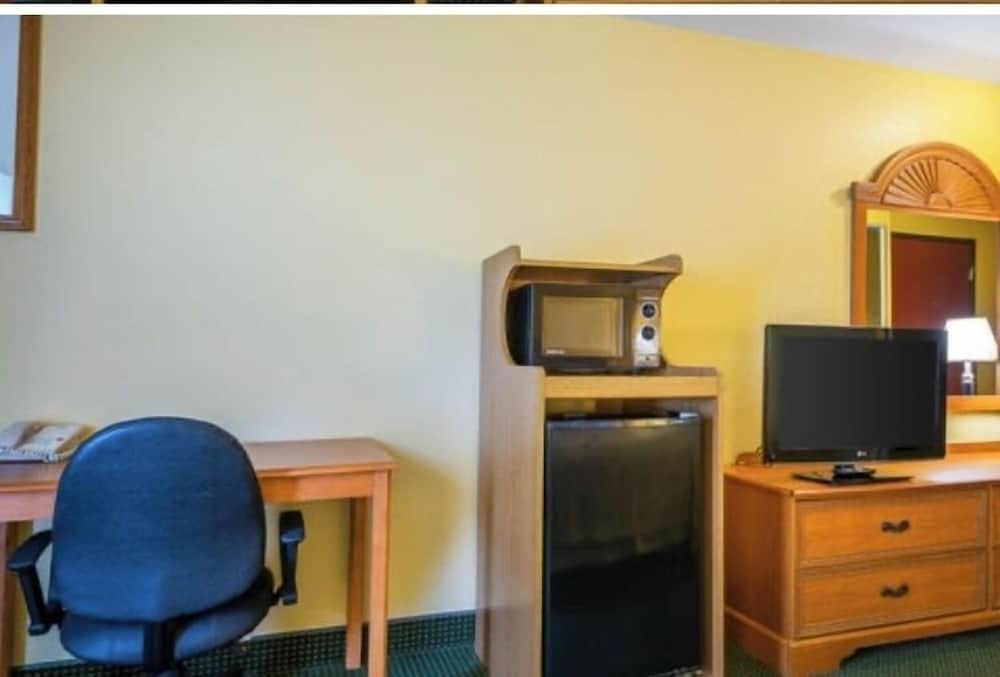 Franklin Inn & Suites - photo 7