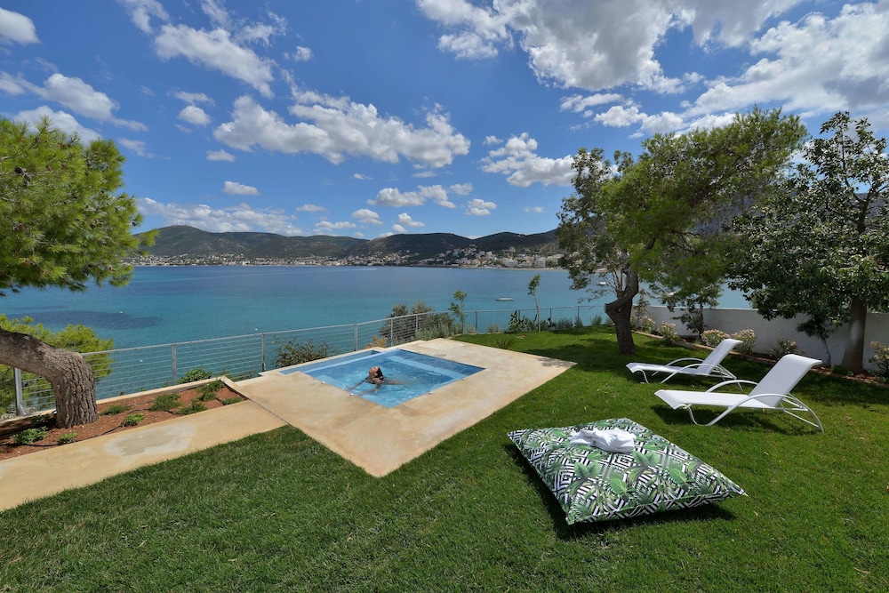 Villa Portomare — 4-Star Luxury Hotel in Markopoulo, Greece