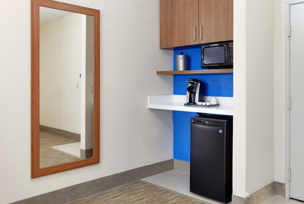 Holiday Inn Express & Suites Round Rock - photo 11