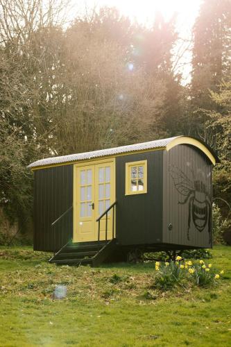 Beekeeper's Hut Hawarden Estate — hotel in Hawarden