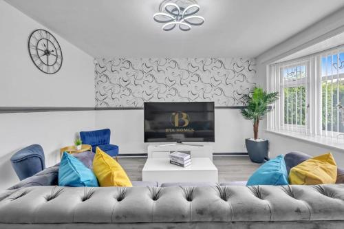 Stylish 3 bed in great location BTA Homes Serviced Accommodation Wolverhampton — 4-Star Luxury Hotel in Wolverhampton, United Kingdom