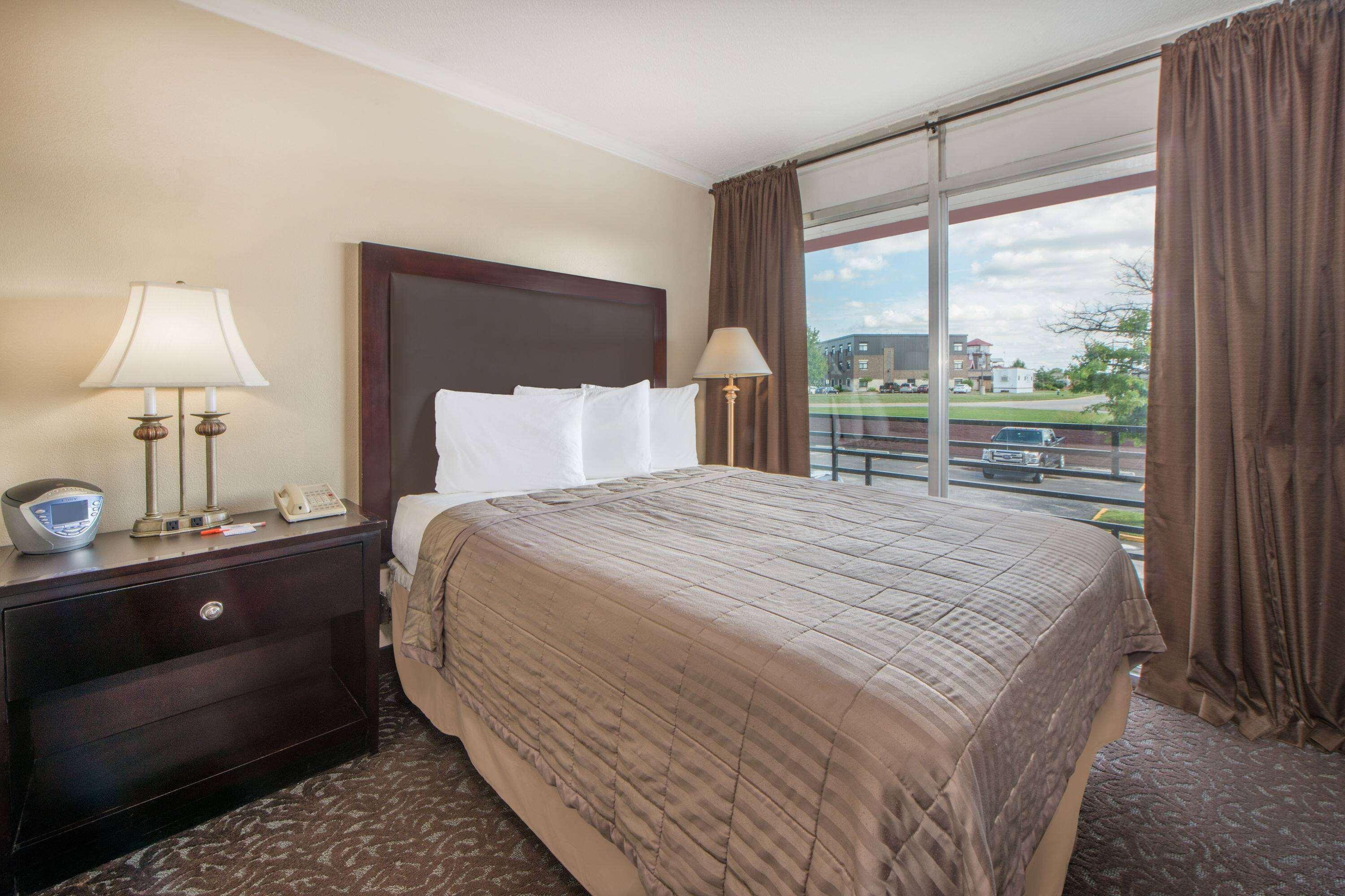 Howard Johnson by Wyndham Burlington - photo 8