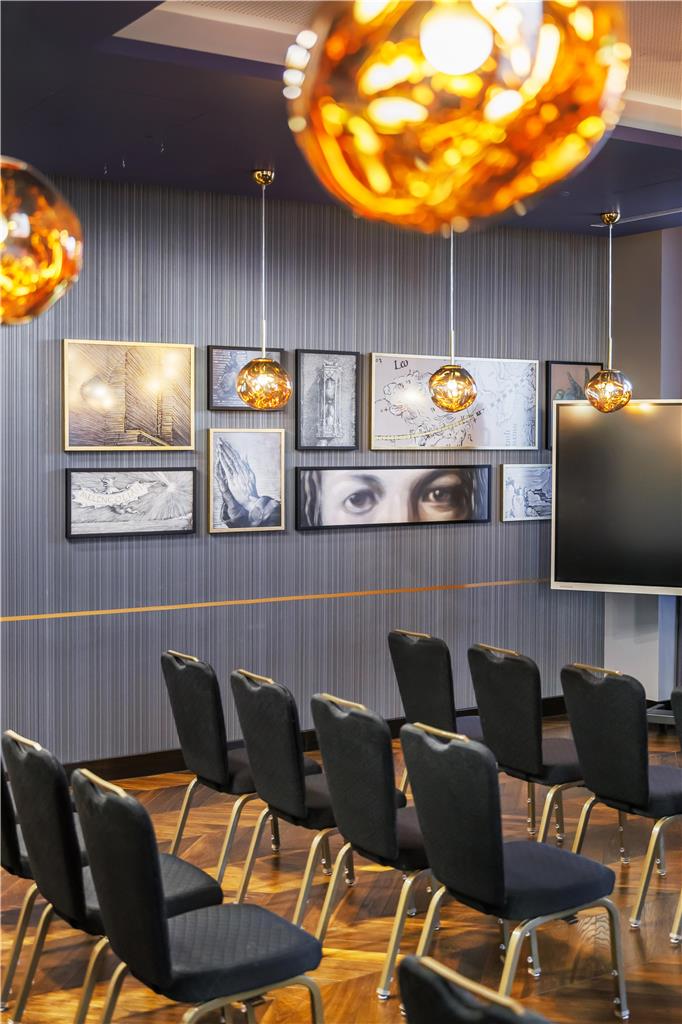 Park Plaza Lounge Theater Detail