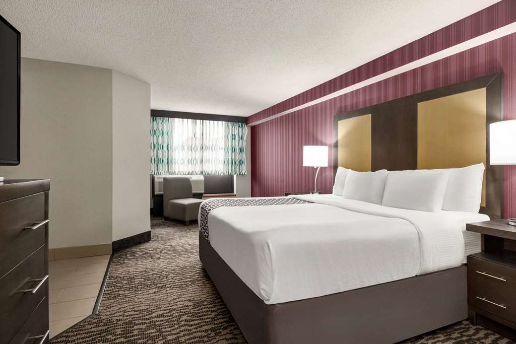 La Quinta Inn & Suites by Wyndham Newark Elkton - photo 15