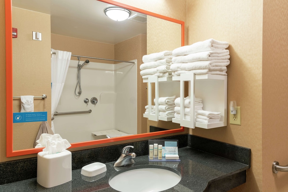 Hampton Inn & Suites Marshalltown - photo 35