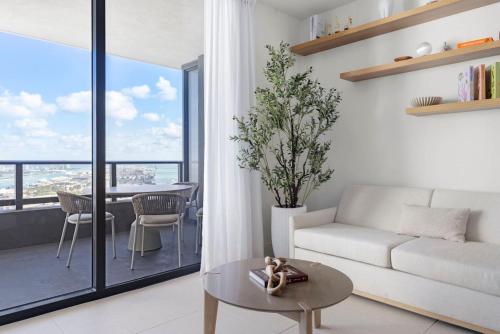 3615 Luxury Condo for 8 people with Gym and Pool in front of Kaseya Center — 4-Star Luxury Hotel in Miami, United States