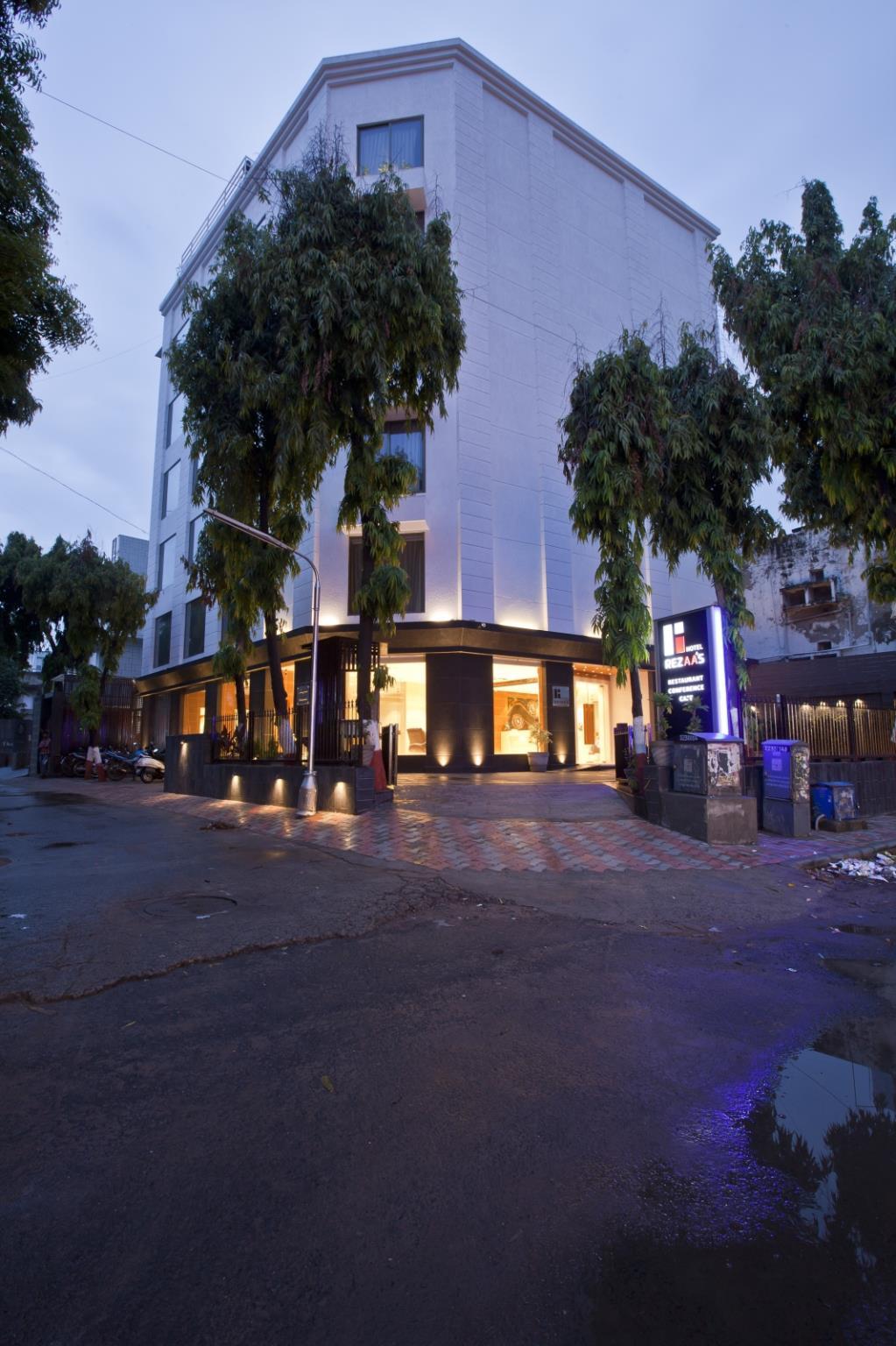 Rezaas Hotel