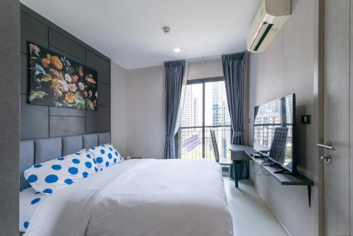 Luxurious Apartment with Train Access