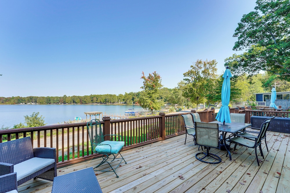 13 Mi To South Haven Lakefront Retreat W Dock — Grand Junction
