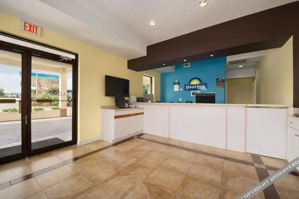 Rose Garden Inn & Suites - photo 9
