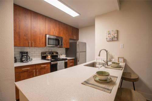 Huge Oceanside Private 2BR Apartment Pool Gym Spa — 4-Star Luxury Hotel in Oceanside, United States