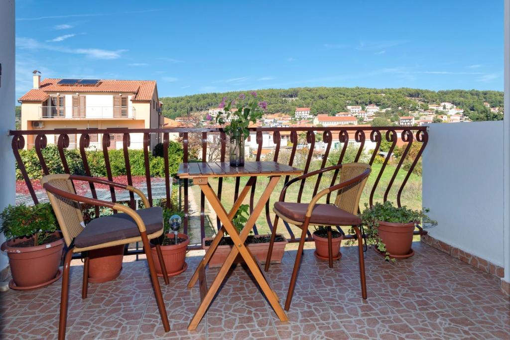 Apartments Draganic — 4-Star Luxury Hotel in Jelsa, Croatia