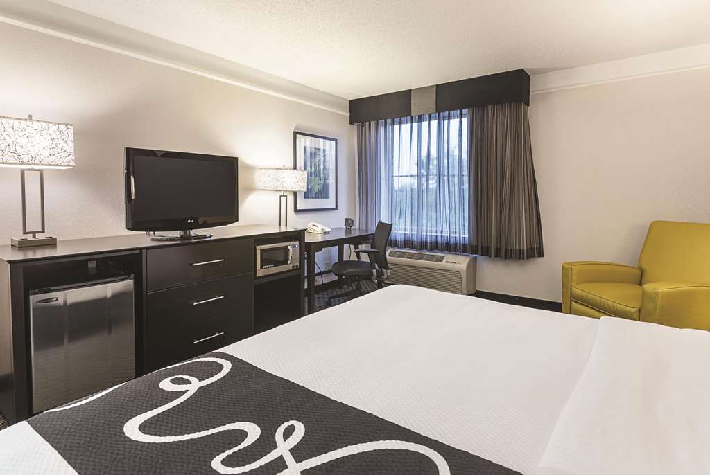 La Quinta Inn & Suites by Wyndham Phoenix Mesa West - photo 27
