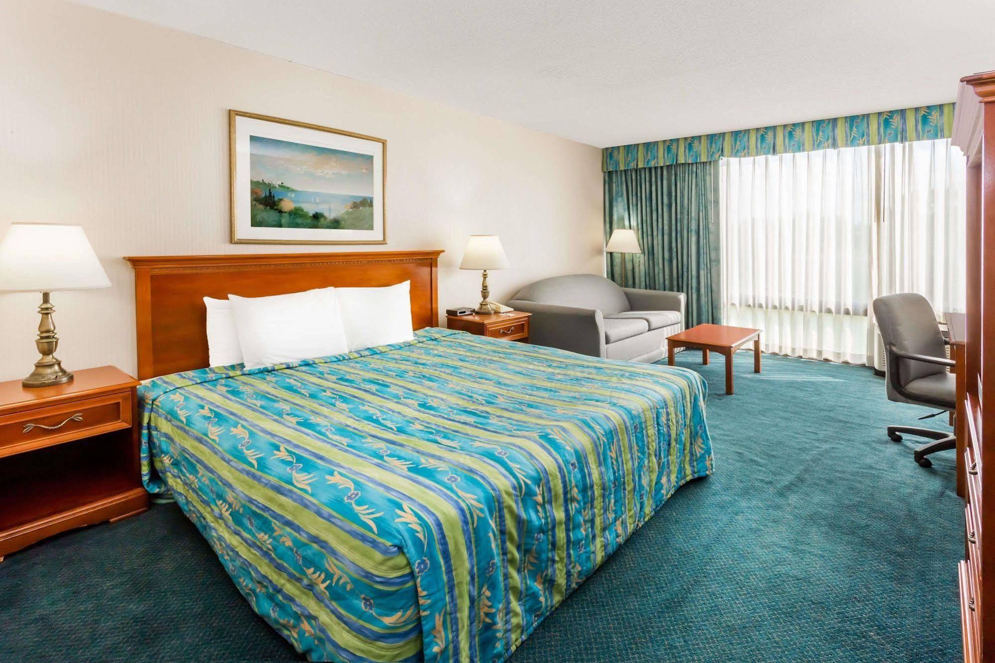Travelodge Peoria Hotel And Conference Center - photo 11