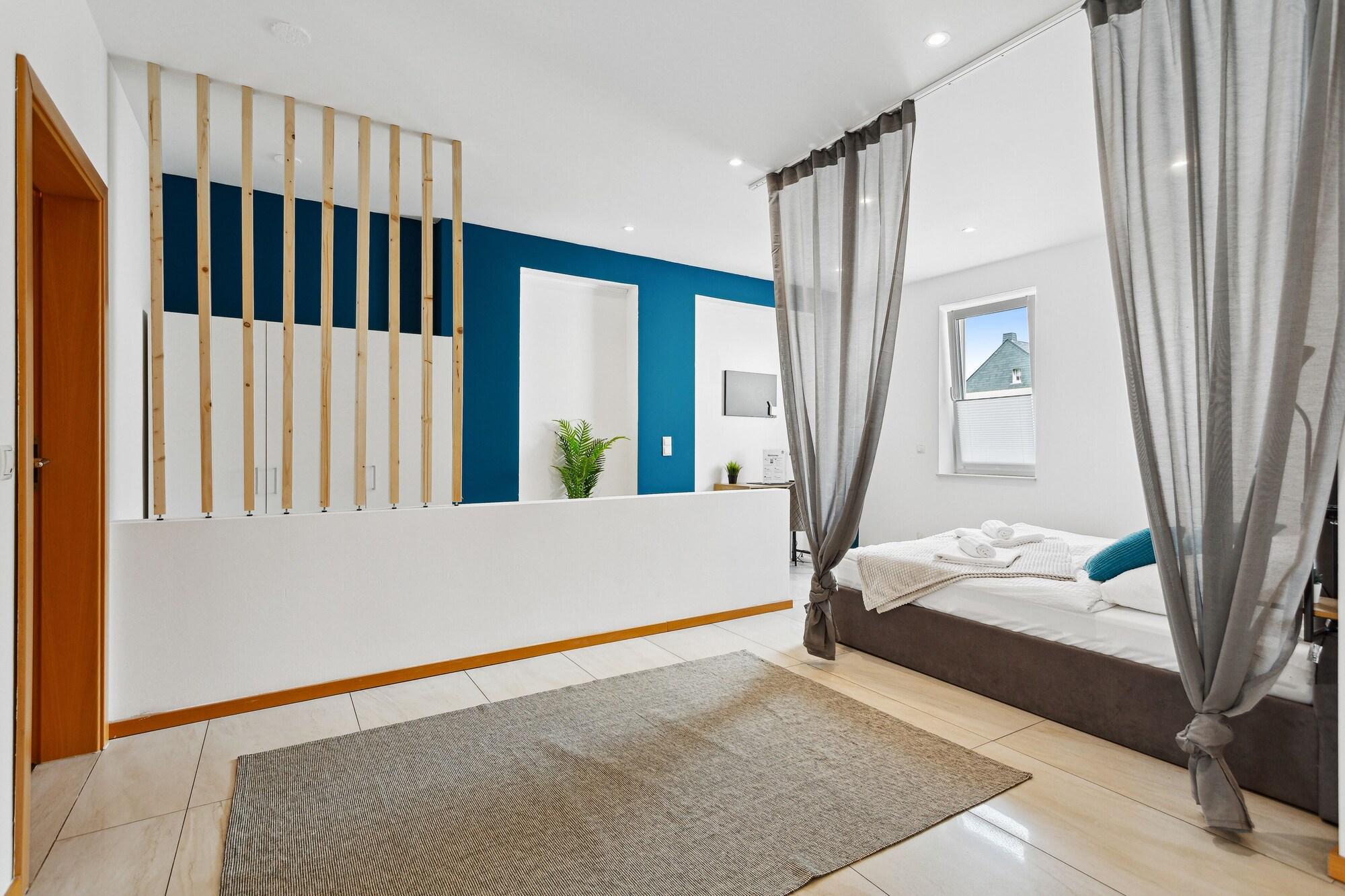 Groß modern vollausgestattet gemütlich mit Küche und Parkplatz für Urlaub oder Business — 4-Star Luxury Hotel in Kettig, Germany