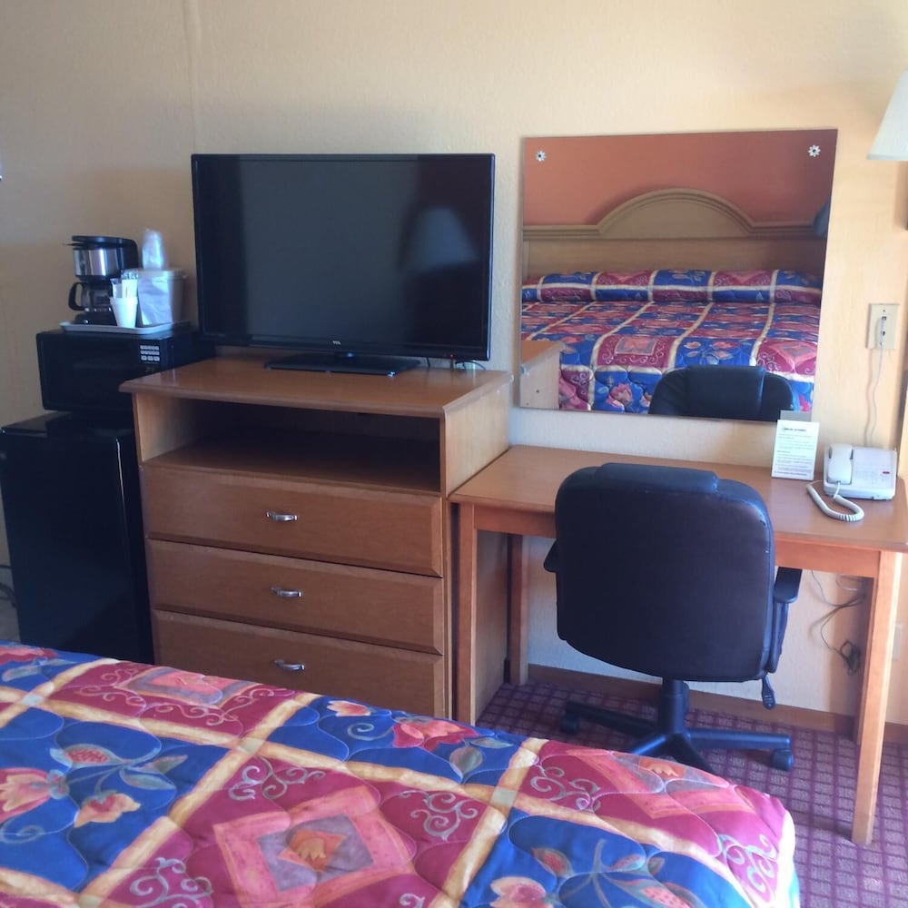 DeQueen Courtyard Inn - photo 16