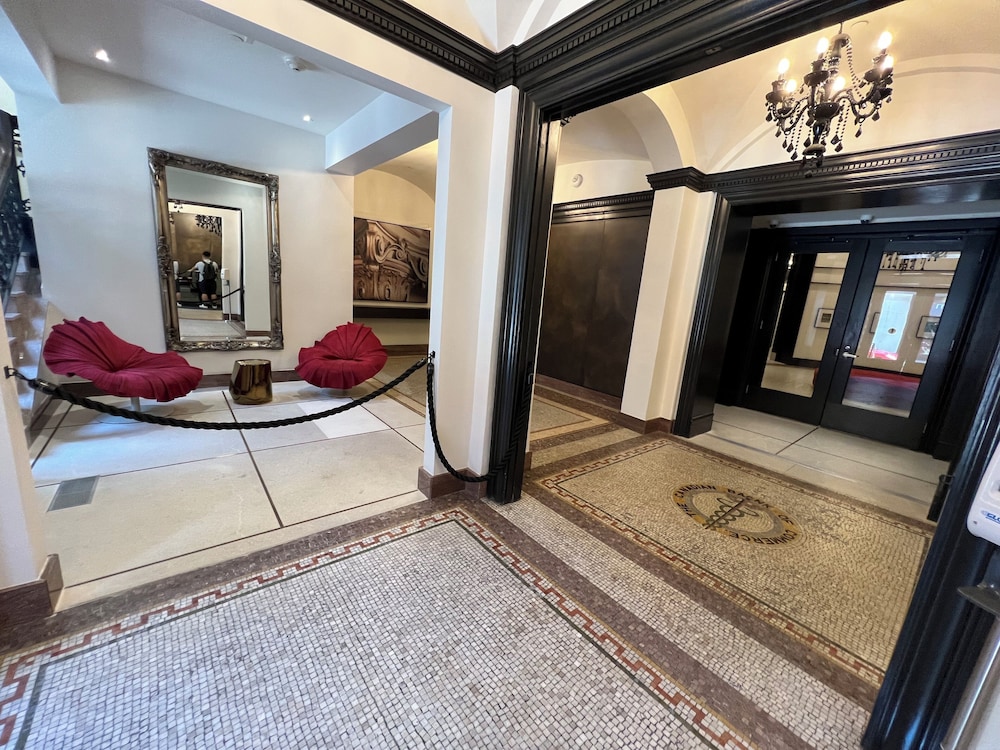 Yorkville Plaza by Bellamond Suites Yorkville — 4-Star Luxury Hotel in Toronto, Canada
