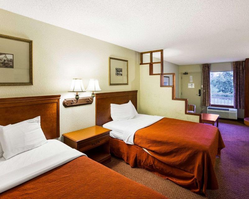 Rodeway Inn & Suites Fiesta Park - photo 11