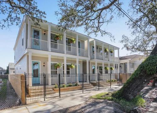 Chic 3BR NOLA Retreat Streetcar Access Ideal for Families & Friends in New Orleans, United States