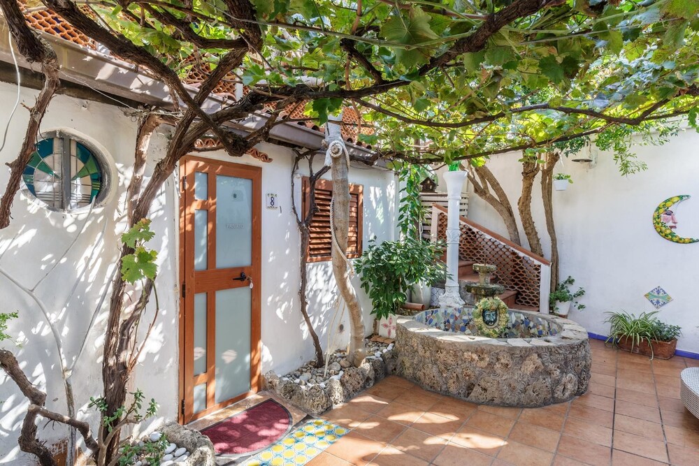 14 Leoni in Salerno, Italy