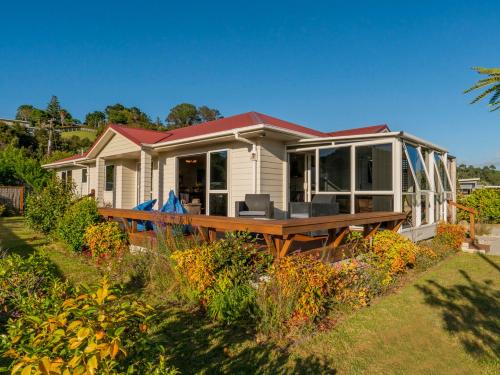 Home Base Cooks Beach Holiday Home — 4-Star Luxury Hotel in Whitianga, New Zealand