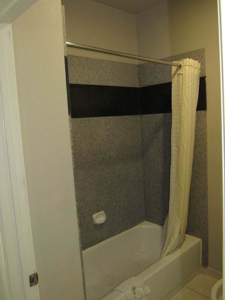 Camelot Inn & Suites Highway 290 NW Freeway - photo 22
