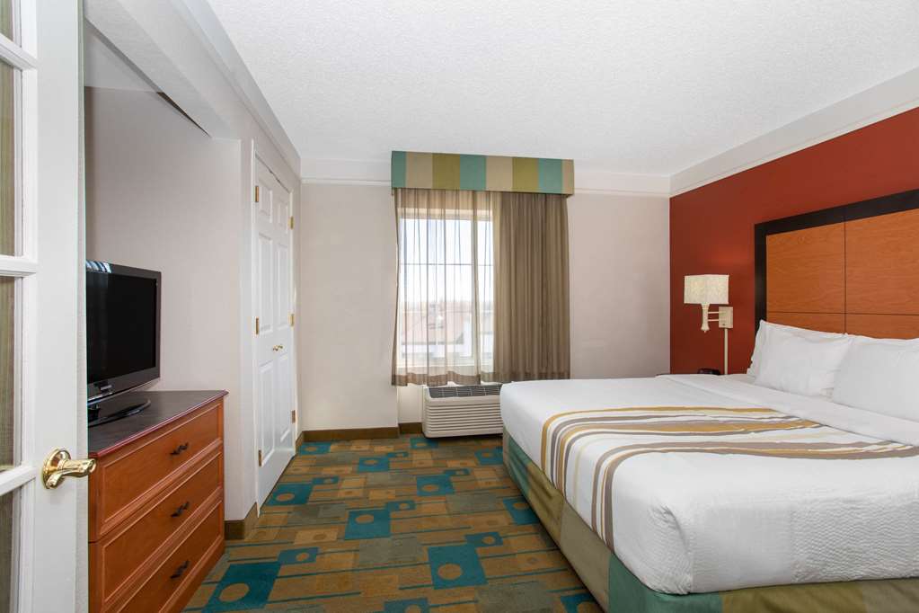 La Quinta Inn & Suites by Wyndham Denver Southwest Lakewood - photo 24