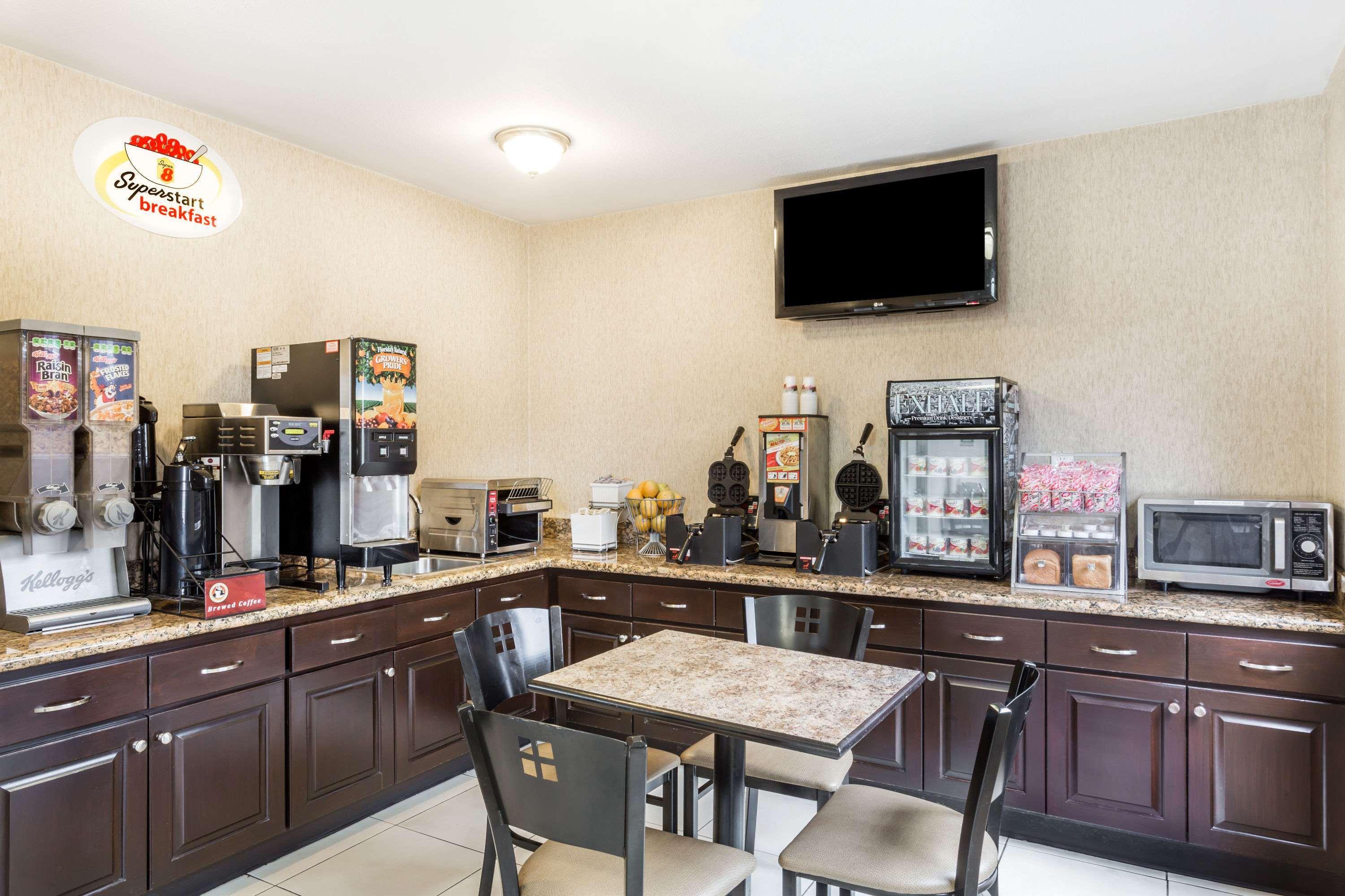 Super 8 by Wyndham Phoenix Downtown - photo 10