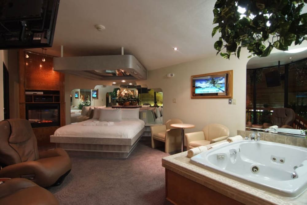 Sybaris Pool Suites Indianapolis - photo 14