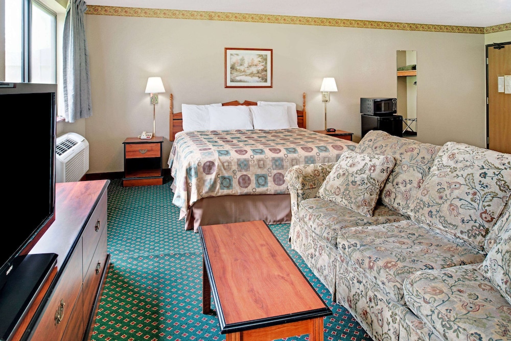 Super 8 by Wyndham Omaha Eppley Airport Carter Lake - photo 9