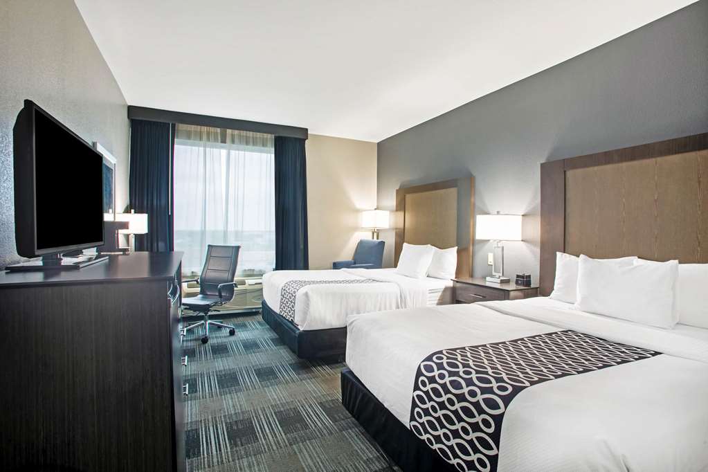 La Quinta Inn & Suites by Wyndham Victoria South - photo 21