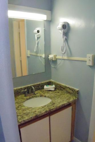 Edgewater Inn - photo 19