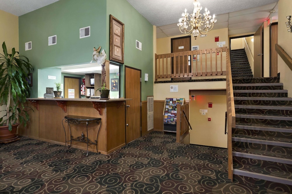 Super 8 by Wyndham Russellville - photo 2