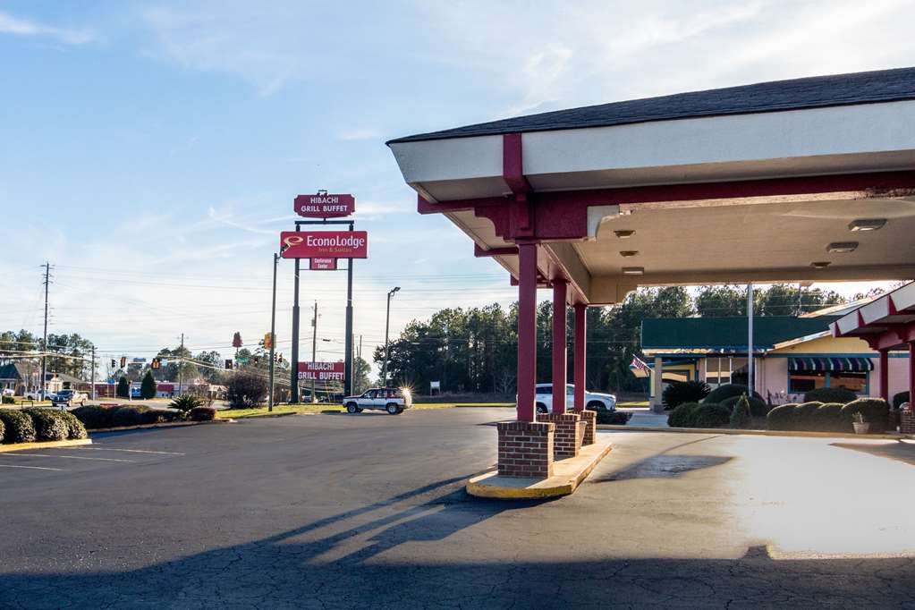 Econo Lodge Inn & Suites Conference Center - photo 3