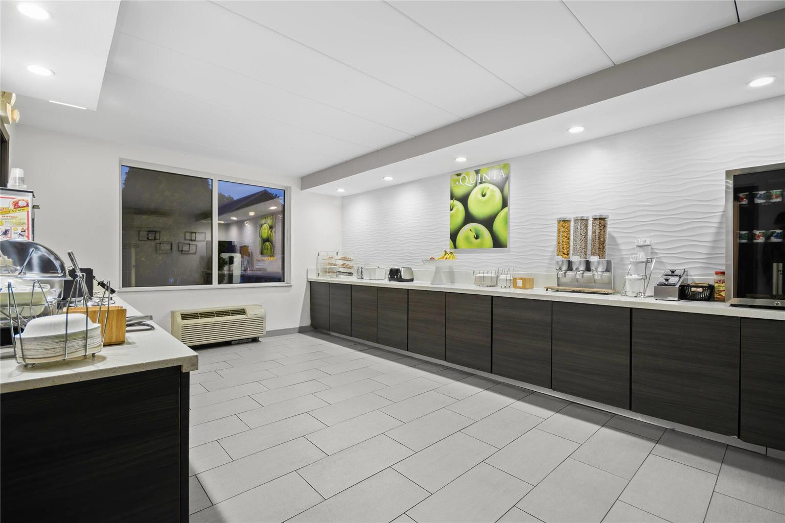 La Quinta Inn & Suites by Wyndham Sturbridge - photo 12