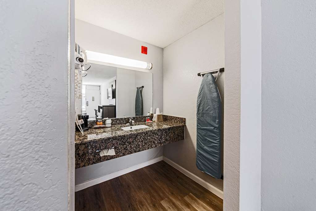 Econo Lodge And Suites Bricktown - photo 24