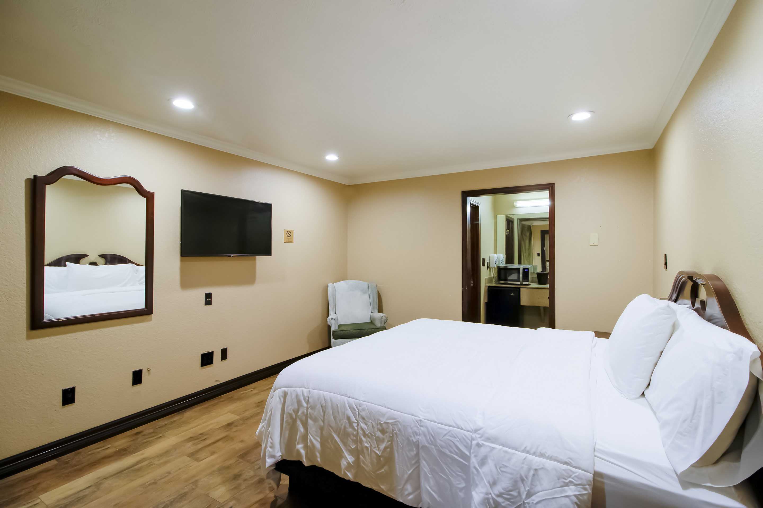OYO Pinewood Inn & Suites Silsbee - photo 34