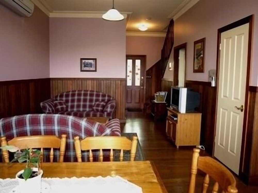 Pemberton Old Picture Theatre Holiday Apartments — 4-Star Luxury Hotel in Pemberton, Australia