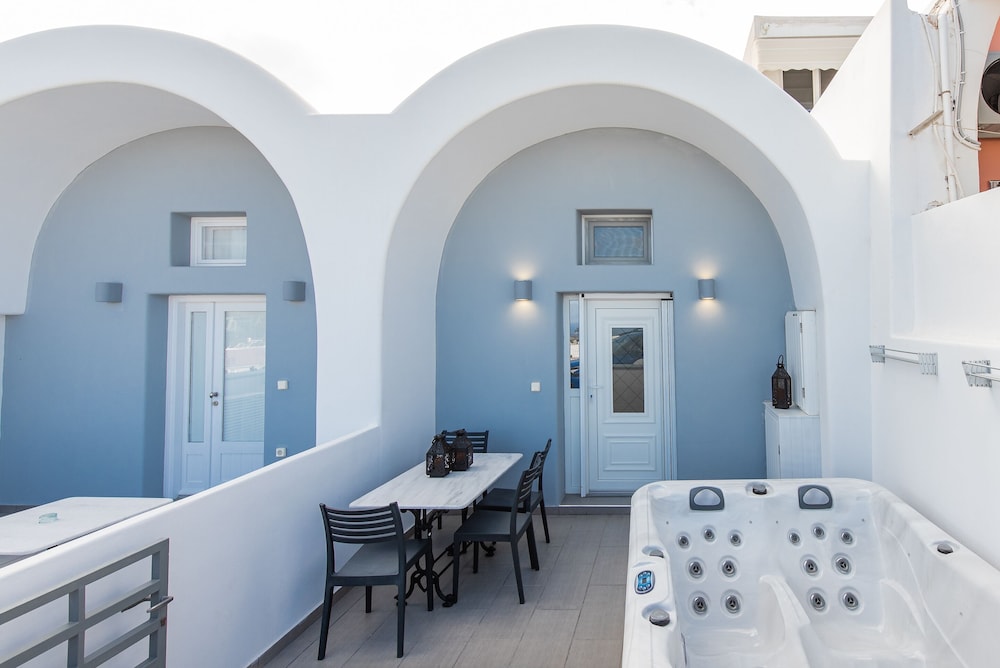Golden Comfort Suites — 4-Star Luxury Hotel in Fira, Greece