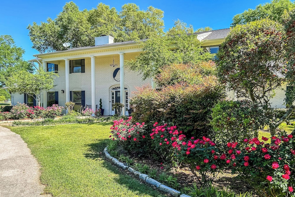 Spacious Madisonville Estate w Grill & Pond Views — hotel in Madisonville