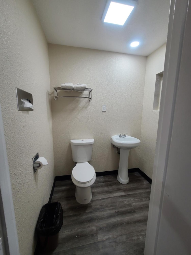 Majestic Inn And Suites - photo 16