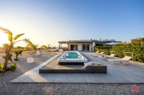 Villa con piscina e SPA sul mare — 4-Star Luxury Hotel in San Vito Lo Capo, Italy