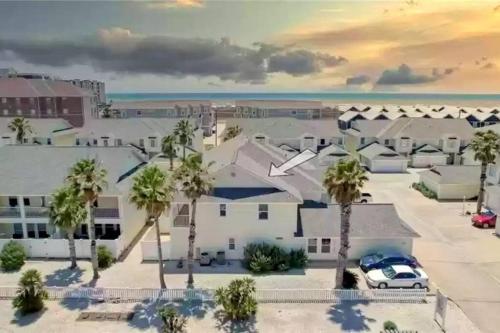 Spacious Home Short Walk to Beach Heated Pool — 4-Star Luxury Hotel in Corpus Christi, United States
