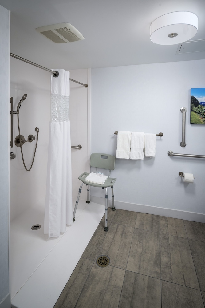Hampton Inn Long Island Commack - photo 20