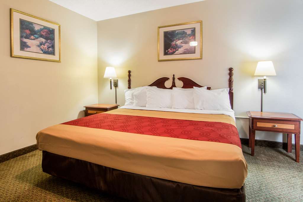 Econo Lodge Inn & Suites Conference Center - photo 14